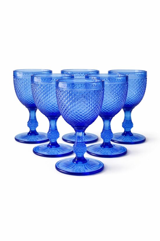 Komplekts ar zilām stikla vīna glāzēm